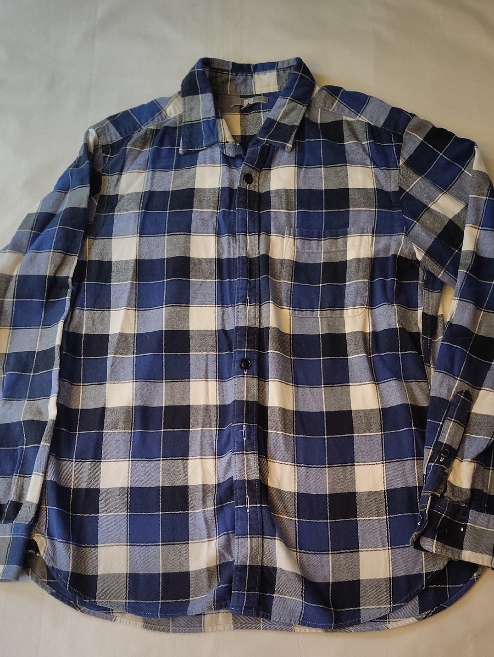 Uniqlo Navy and White Plaid Long-Sleeve Button-Down Shirt EUC Medium 100% Cotton